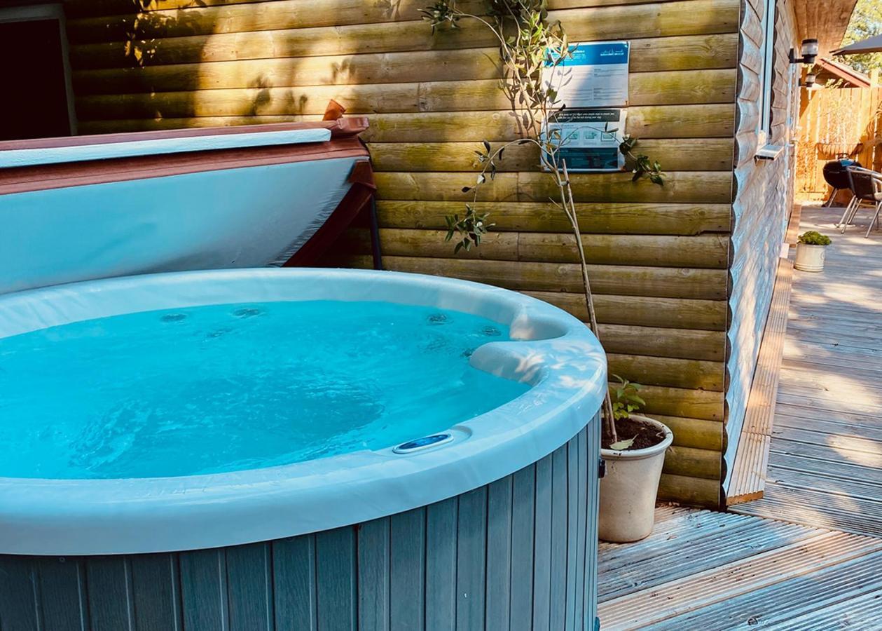Ivyleaf Combe Lodges Stratton  外观 照片